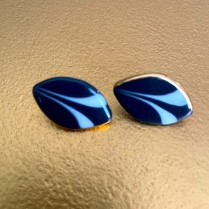 Vintage petal-shaped unique quality black and white earrings